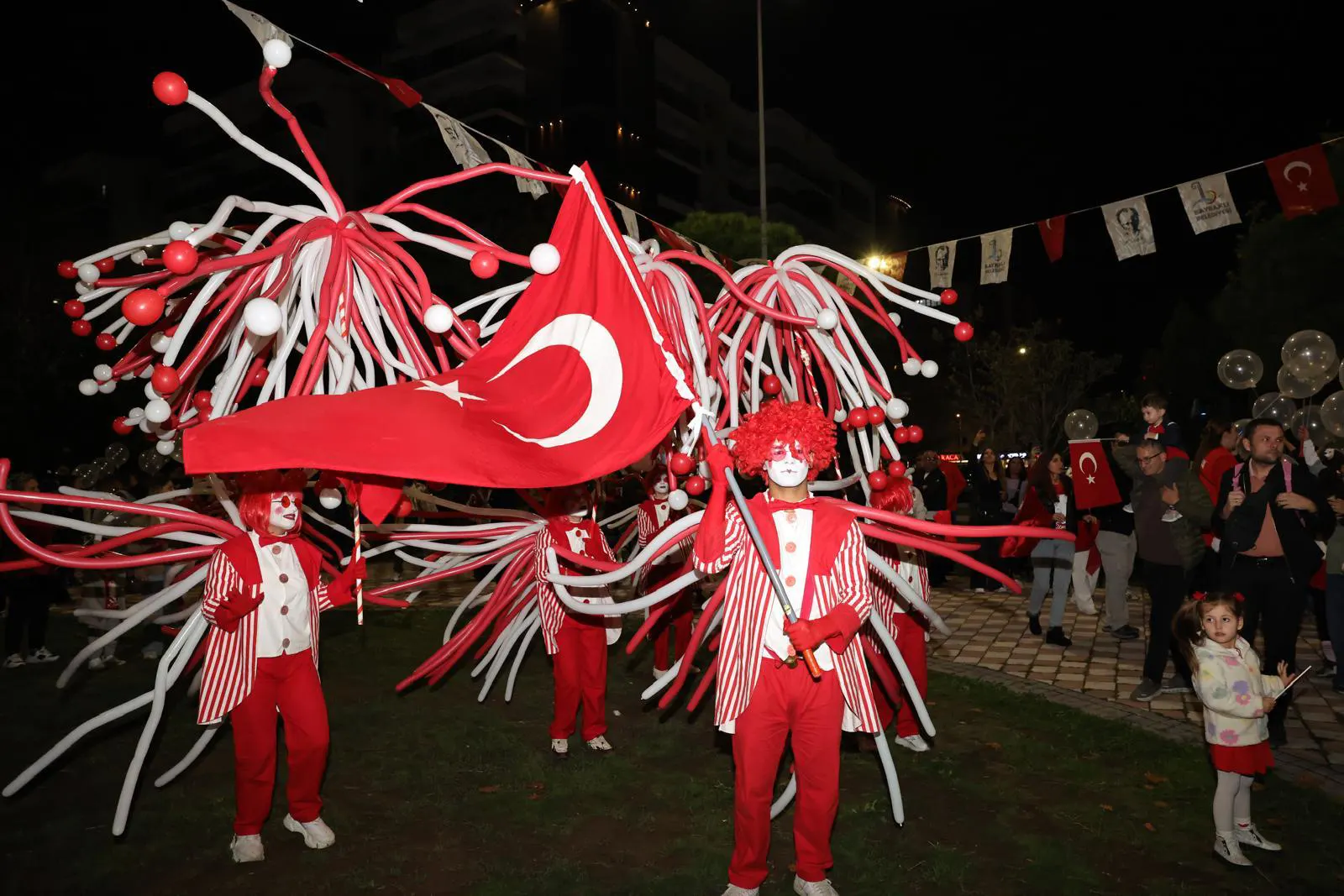 BAYRAKLIâDA CUMHURÄ°YET COÅKUSU KORTEJ VE CANDAN ERÃETÄ°NâLE TAÃLANDI (1) kopya-1793360638938.webp
